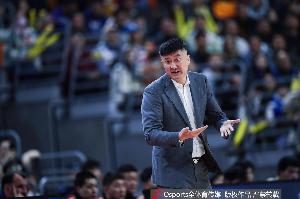 媒体人：广东男篮现在战术体系单一 人员配置出现了内线空心化