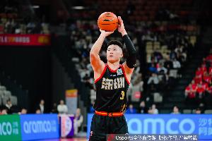 外线得找一找手感！贺希宁打满半场 9中5&三分4中1拿到11分6板