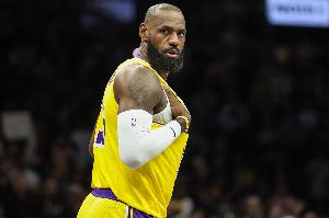 41岁80天！詹姆斯在24时内分别创下NBA最老30分和最老三双