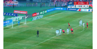 铁人3-0领先津门虎！王献钧最后时刻送红点 邦本宜裕勺子点球破门